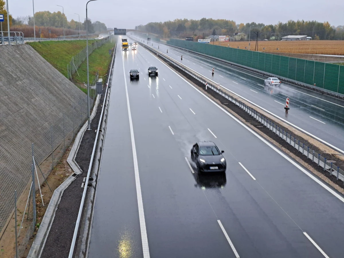 W piątek po południu kierowcy mogą już korzystać z nowo otwartego, trzypasmowego odcinka drogi ekspresowej S7 pomiędzy Czosnowem a Modlinem. To ważny fragment trasy, który usprawni ruch na jednym z najbardziej uczęszczanych szlaków komunikacyjnych w kraju.