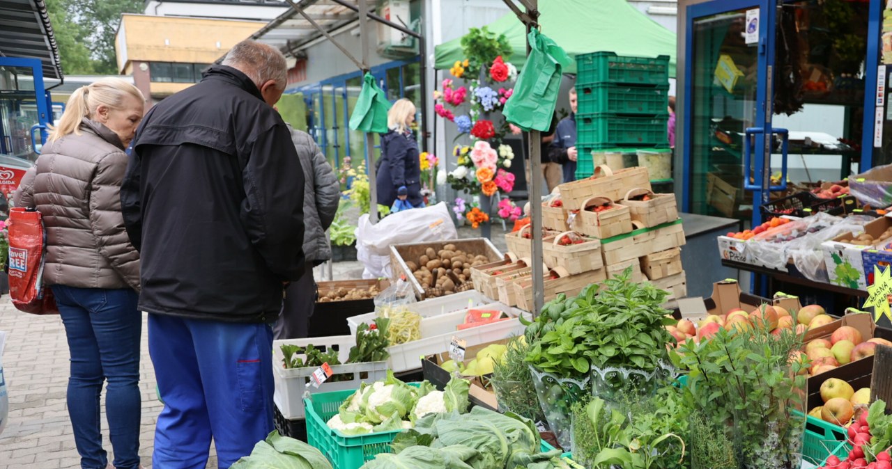 Na polskich bazarach tłumy Czechów. "Kupują wszystko, żywe i sztuczne"