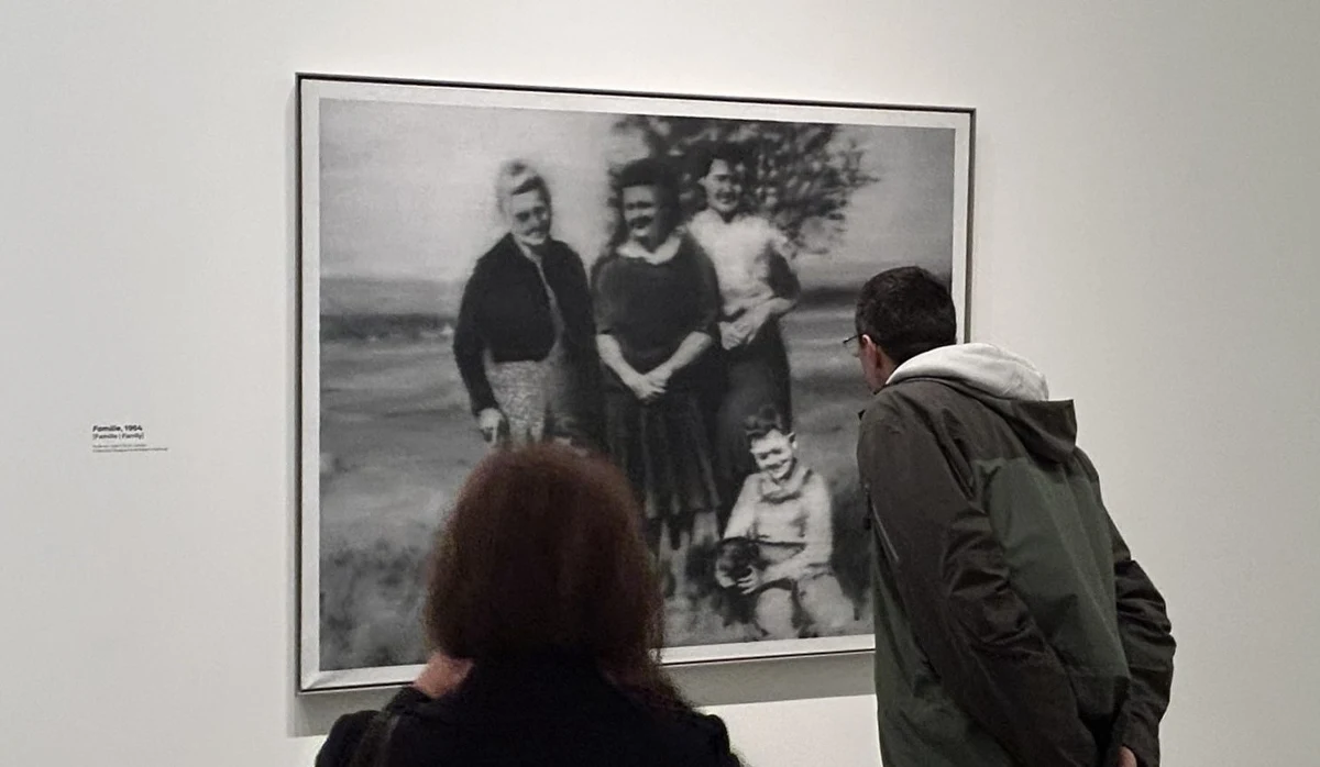 Wielkie zainteresowanie budzi zorganizowana w siedzibie Fundacji Louis Vuitton w Paryżu największa na świecie retrospektywa twórczości znanego niemieckiego malarza Gerharda Richtera. Zdaniem wielu obserwatorów ta głośna wystawa podkreśla konieczność zachowania pamięci o historycznych tragediach, której kontury zacierają się coraz bardziej z biegiem lat.