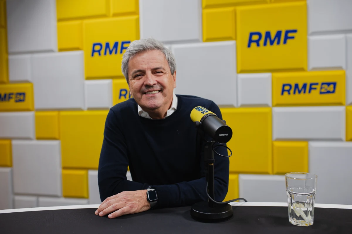 „Moja rodzina (…) składała się z dwóch języków, czyli z gwary śląskiej i z niemieckiego, którym posługiwali się moi dziadkowie i moi rodzice (…) Polski był wyłącznie językiem lekcyjnym” - zdradził w podcaście „Co u nich słychać?” Radia RMF24 Orest Możejko, Mistrz Mowy Polskiej, wokalista i pasjonat meblarstwa, czyli Piotr Polk. Co u niego słychać i nad jakim projektem aktualnie pracuje? W rozmowie z Kubą Śliwińskim aktor zdradza, komu zawdzięcza opanowanie polskiego i skąd wzięło się jego zainteresowanie stolarstwem. 