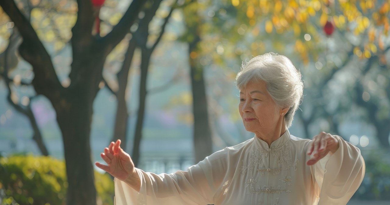 Ruch stworzony dla kobiet 50+, działa na urodę, przedłuża zdrowie. Dlaczego warto praktykować tai chi
