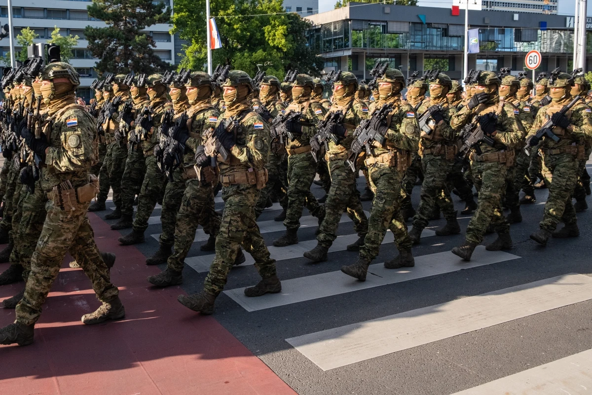Nowelizację ustawy o obronności przegłosował parlament w Chorwacji, przywracając tym samym obowiązkową służbę wojskową. Obowiązek obejmie mężczyzn po ukończeniu 18. roku życia.