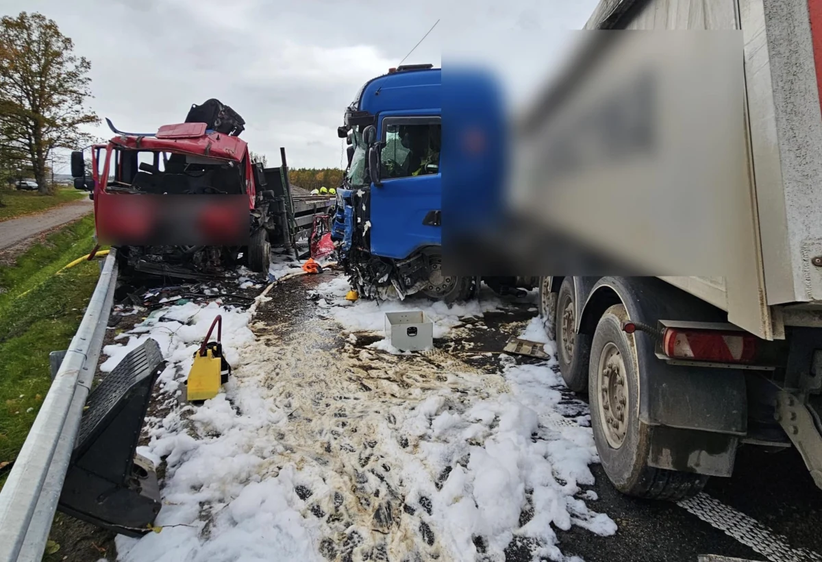 Jedna osoba nie żyje, a druga w ciężkim stanie została zabrana do szpitala po wypadku na drodze S6 w miejscowości Bożepole Wielkie w Pomorskiem. Zderzyły się tam trzy samochody ciężarowe i jeden samochód osobowy. 