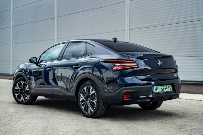 Citroen e-C4 X jest komfortowy jak auto premium. Ma więcej zalet