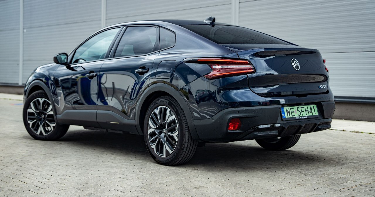 Citroen e-C4 X jest komfortowy jak auto premium. Ma więcej zalet