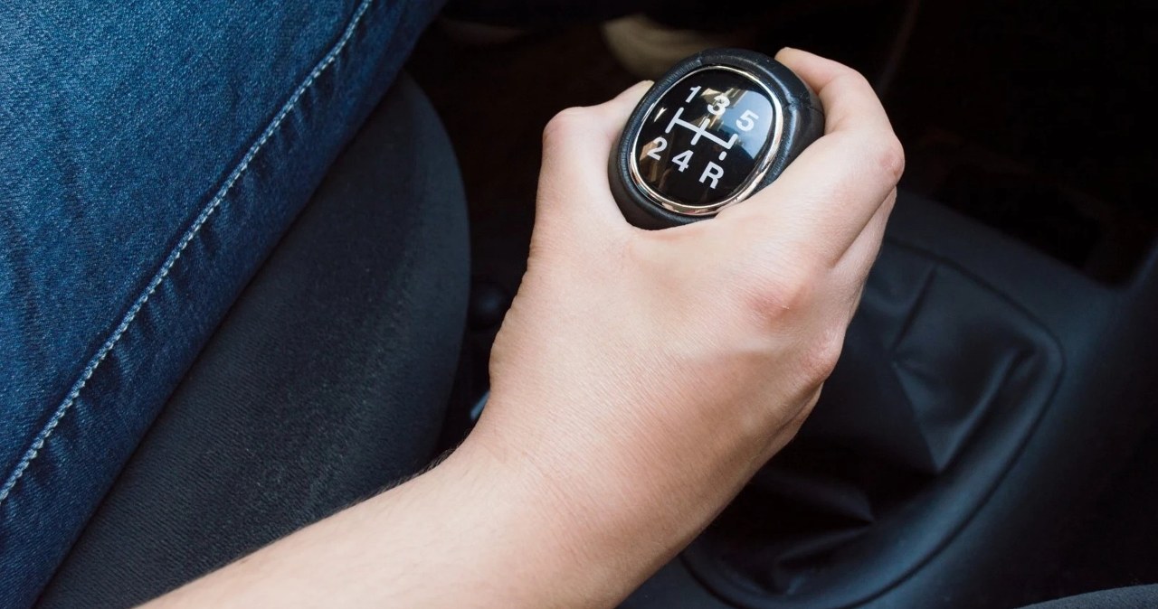 Też trzymasz dłoń na dźwigni biegów? Mechanik już szykuje rachunek na 8 tys. zł
