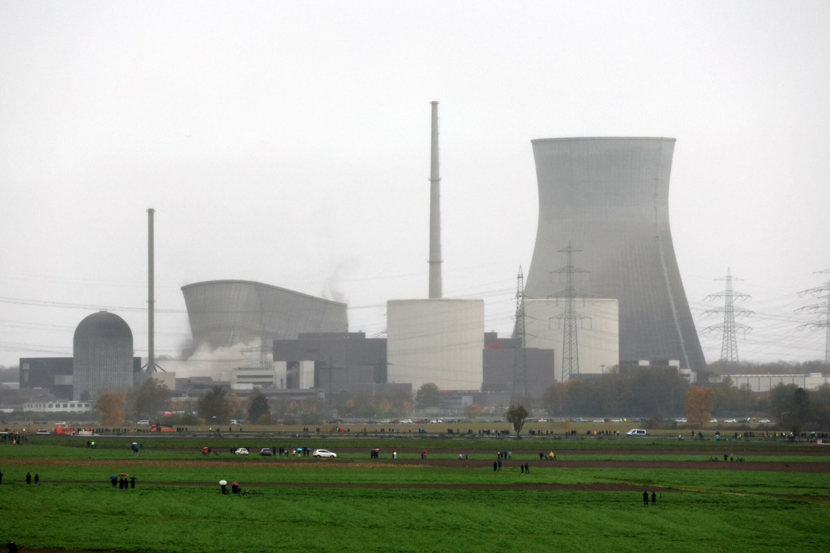 Dwie gigantyczne wieże runęły w kilka sekund w elektrowni atomowej. Zobacz film