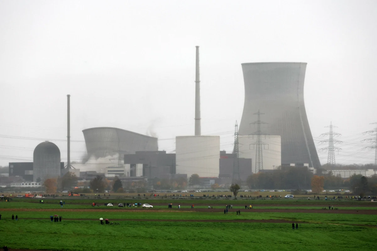 W sobotnie południe mieszkańcy bawarskiego Gundremmingen byli świadkami wydarzenia, które na zawsze odmieniło krajobraz ich miasta. Dwie potężne wieże chłodnicze dawnej elektrowni jądrowej zostały zburzone w kontrolowanej eksplozji, kończąc tym samym pewną epokę niemieckiej energetyki. 