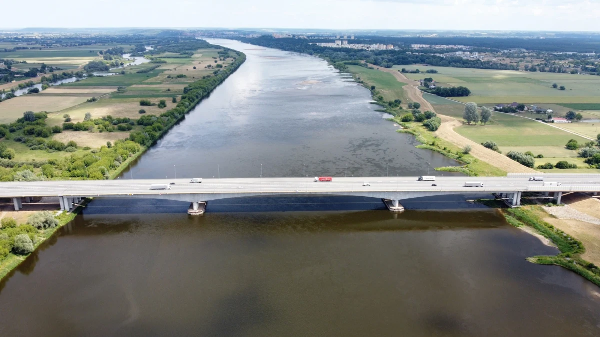 Polska infrastruktura drogowa rozwija się w błyskawicznym tempie. Każdego roku kierowcy mogą korzystać z nowych odcinków dróg ekspresowych i autostrad, a wraz z nimi powstają coraz bardziej zaawansowane technologicznie mosty i wiadukty. Liczba mostów w naszym kraju przekroczyła już 10 tysięcy, a niektóre z nich to prawdziwe perły inżynierii, które nie tylko ułatwiają komunikację, ale także stają się wizytówką regionów, przez które przebiegają. Gdzie znajduje się najdłuższy most w Polsce?