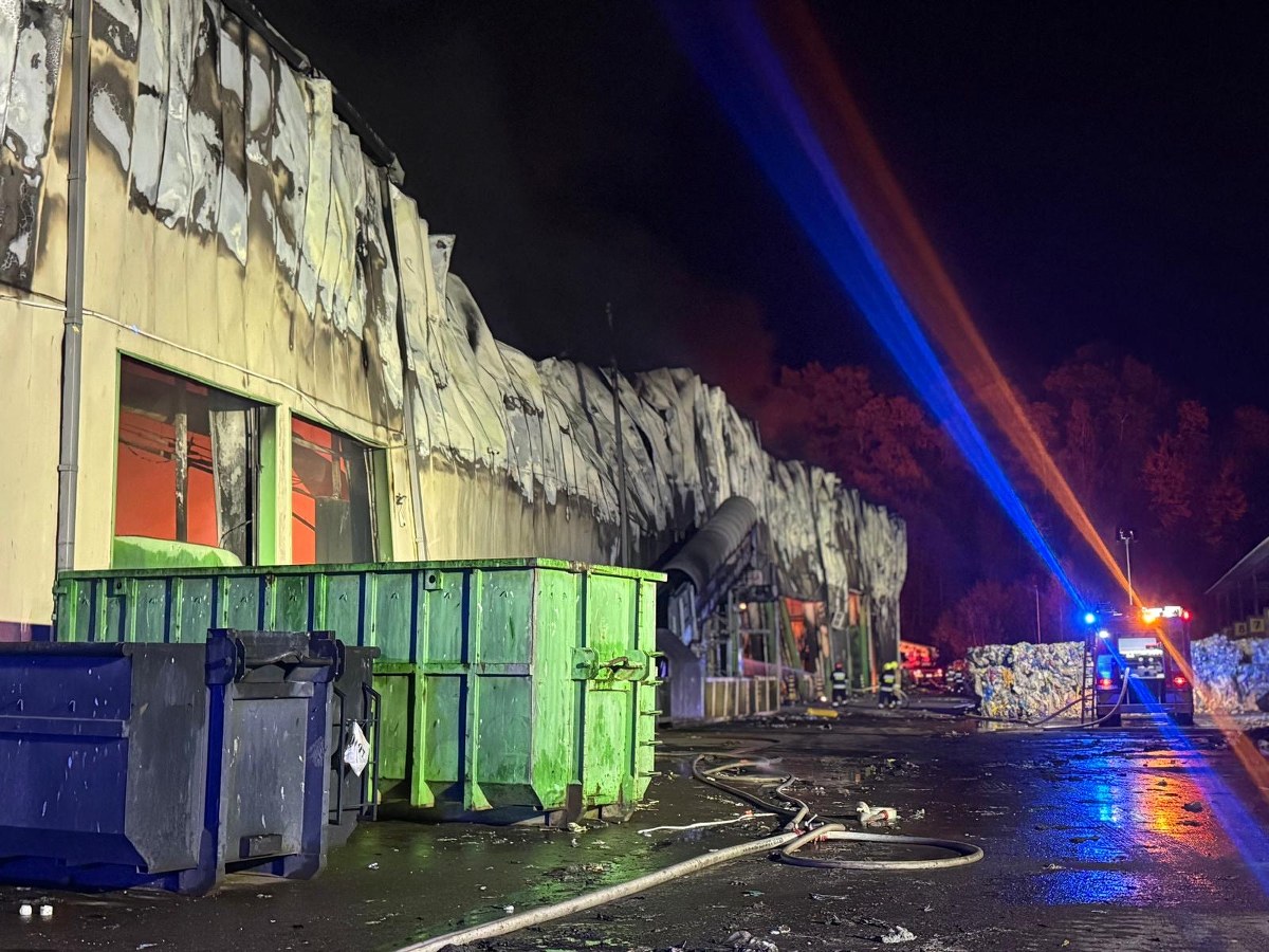 Pożar hali sortowni odpadów w Elblągu. Służby apelują o zamknięcie okien