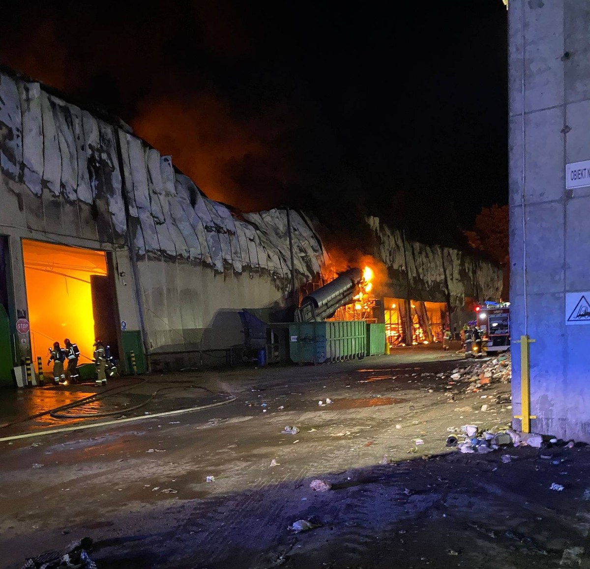 Pożar hali sortowni odpadów w Elblągu. Służby apelują o zamknięcie okien
