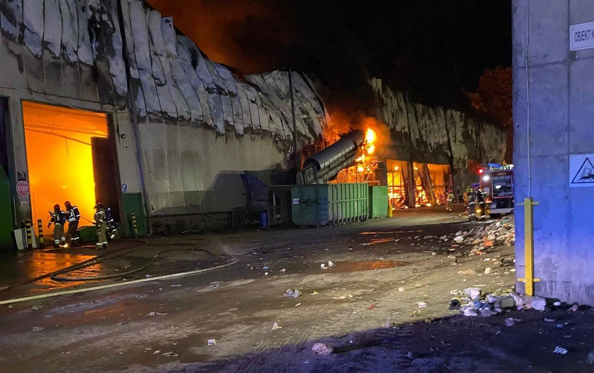 Ugaszono pożar sortowni śmieci przy ulicy Mazurskiej w Elblągu (woj. warmińsko-mazurskie), który wybuchł w sobotę wieczorem. Sortowni nie udało się uratować - relacjonuje Piotr Bułakowski, reporter RMF FM. Samorządy zaoferowały pomoc Elblągowi w odbiorze odpadów.