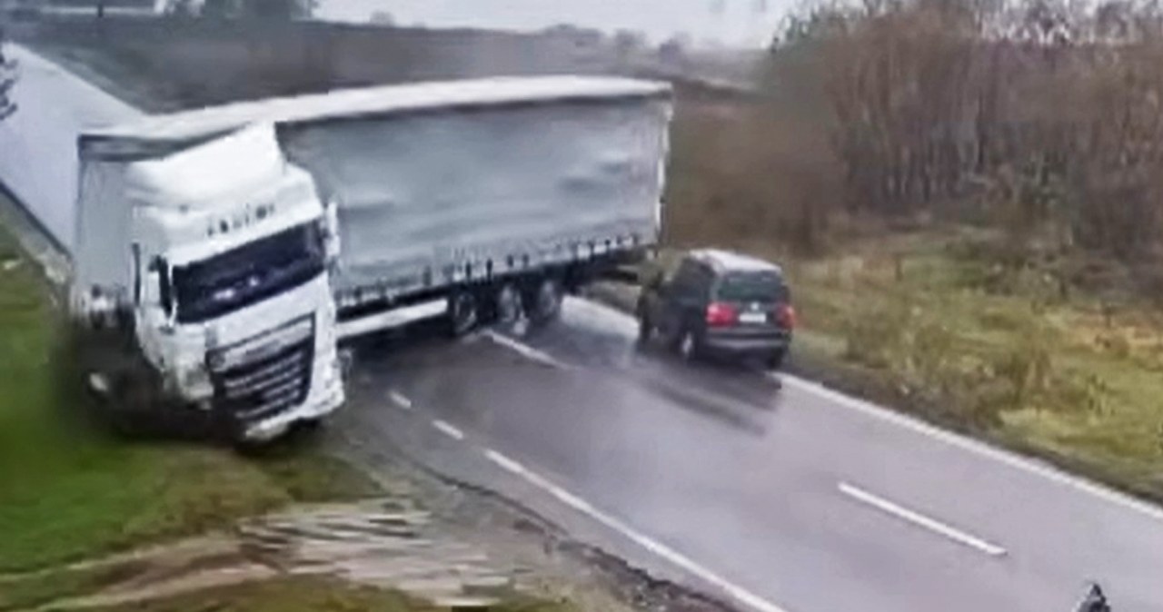 Naczepa zmiotła osobówkę z drogi. Zginął samorządowiec i chory na raka