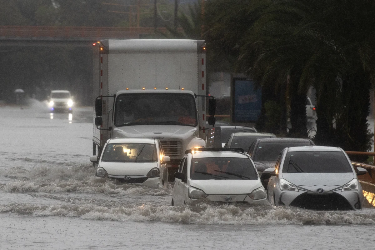 Siła huraganu Melissa, który nadciąga nad Karaiby, narasta. Szczególnie zagrożona jest Jamajka, dla której może to być najpotężniejszy odnotowany cyklon w historii. "Nie ma miejsca, które uniknie gniewu tej burzy" - powiedział Evan Thompson z Jamajskiej Służby Meteorologicznej. Fale sztormowe sięgną ponad 3 metrów. Amerykanie zdecydowali się na częściową ewakuację swojej bazy w Guantanamo.