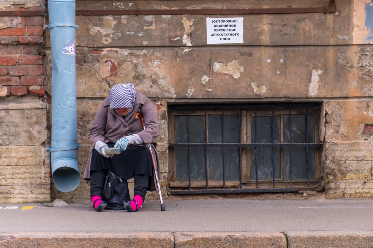 Rosja mierzy się z największymi od lat wyzwaniami gospodarczymi i politycznymi. Gwałtowny wzrost deficytu budżetowego, rosnące stopy procentowe oraz skok cen benzyny to tylko niektóre z problemów, które spędzają sen z powiek Władimirowi Putinowi. Sytuację dodatkowo komplikuje narastający niepokój społeczny i obawy o stabilność władzy na Kremlu. Jak donosi „Telegraph”, rosyjski przywódca obawia się zamachu stanu.