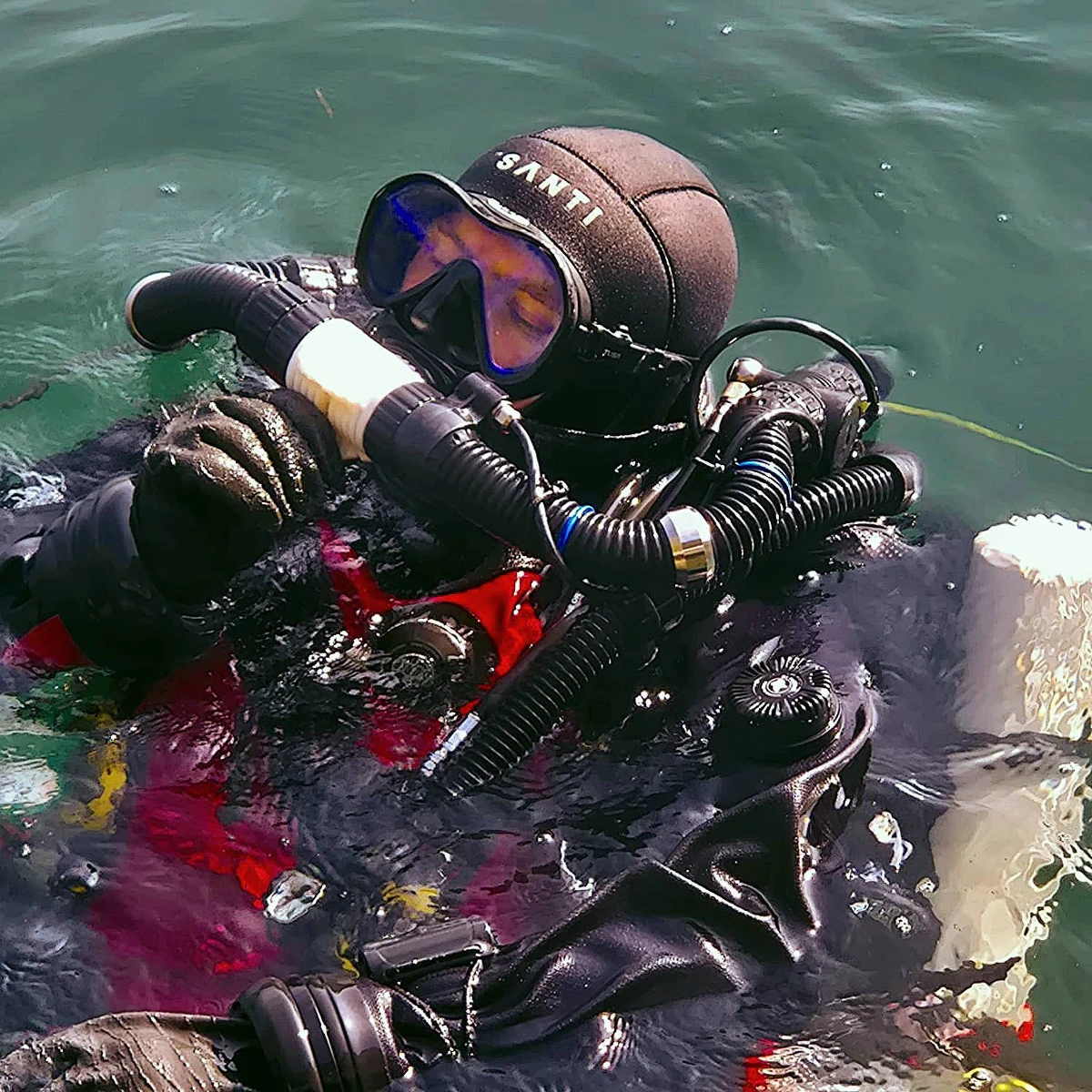 Po raz pierwszy w historii polskiego nurkowania, dwóch doświadczonych nurków zeszło wspólnie na głębokość 205 metrów. Rekord pobili Maciej Jurasz z Wielkopolski i Paweł Uramowski ze Śląska. Miejscem, w którym pokonali nieprzekroczony dotąd w polskim nurkowaniu partnerskim limit, było jezioro Garda w północnych Włoszech. Dla zobrazowania sytuacji - limit głębokości przy nurkowaniu rekreacyjnym wynosi 40 metrów. O kulisach tego niezwykłego wyczynu, emocjach towarzyszących zejściu w otchłań akwenu i wyzwaniach, jakie stawia przed człowiekiem ekstremalne nurkowanie, opowiedział RMF FM jeden z uczestników tej ekspedycji. 