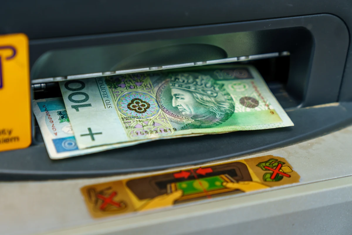 Klienci banku Santander zgłaszają, że z ich kont znikają pieniądze. Do zdarzeń dochodzi m.in. na terenie województwa kujawsko-pomorskiego oraz wielkopolskiego. "Od soboty policja przyjęła ponad 50 zawiadomień dotyczących nieuprawnionych wypłat z kont indywidualnych klientów jednego z banków" - poinformowała mł. insp. Monika Chlebicz z kujawsko-pomorskiej policji w pilnym komunikacie wydanym w niedzielę. "Od wczoraj policjanci z Poznania przyjęli prawie 70 zgłoszeń" - tak z kolei podaje mł. insp. Andrzej Borowiak z Komendy Wojewódzkiej Policji w Poznaniu, dodając, że od soboty pieniądze masowo są wypłacane w bankomatach w Krakowie, Łodzi, Warszawie i Wrocławiu. Santander wydał oświadczenie.