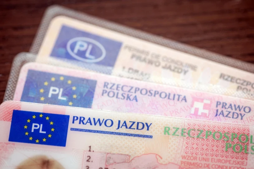 Prawa jazdy wydane przed 2013 r. mają defekt. 15 mln kierowców musi je wymienić