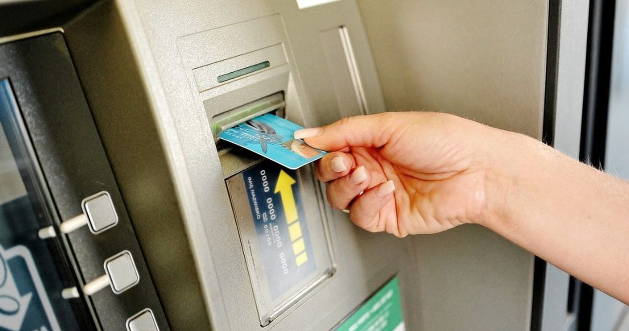 Znikają pieniądze z kont w jednym z banków. "To zorganizowana akcja"