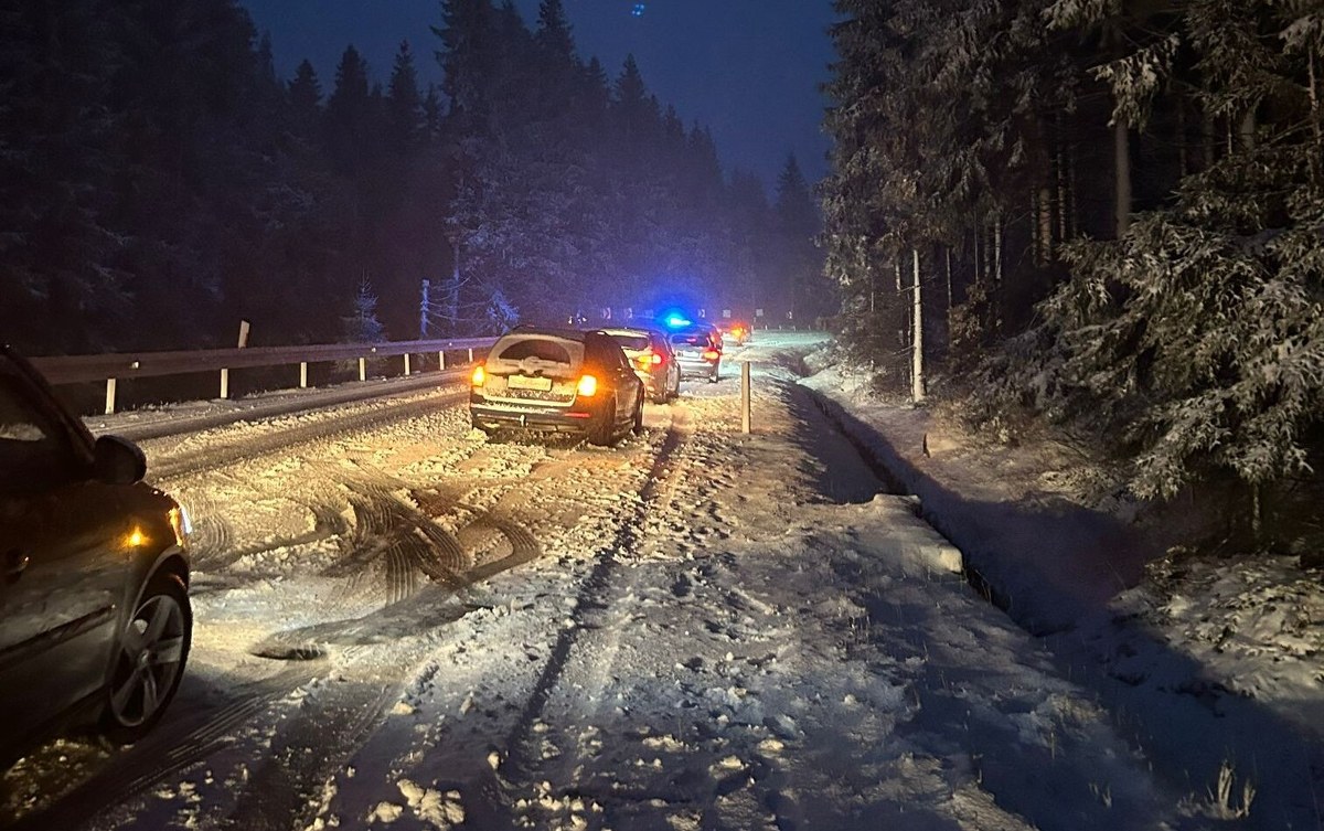 Śnieżyca na Dolnym Śląsku. Uwaga kierowcy, występują utrudnienia