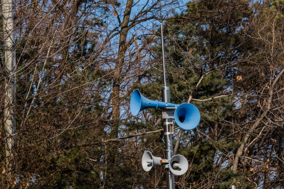 W najbliższy poniedziałek, 27 października, mieszkańcy Niepołomic (woj. małopolskie) oraz okolicznych miejscowości należących do gminy mogą spodziewać się nietypowego poranka. Od godz. 8:00 do 8:10 na terenie miasta i gminy słychać będzie dźwięk syren alarmowych. Jak informuje Rządowe Centrum Bezpieczeństwa, nie ma powodów do niepokoju – to jedynie zaplanowane ćwiczenia systemu alarmowania.