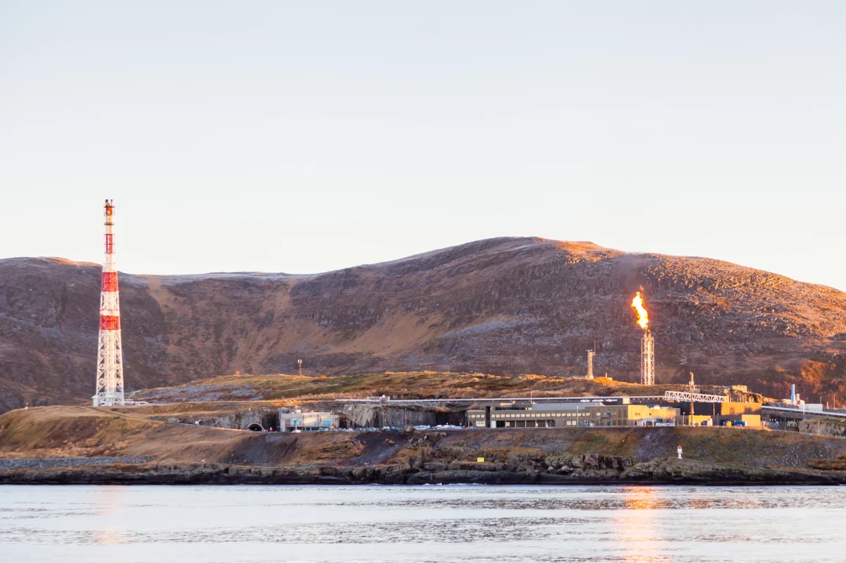 Norweski sektor energetyczny znalazł się w centrum poważnego skandalu po ujawnieniu przez dziennik "VG" przypadków łamania praw pracowniczych na wielomiliardowym projekcie stacji skraplania gazu na wyspie Melkoeya. Wśród poszkodowanych są również Polacy, którzy – według doniesień – zostali zatrudnieni na niezgodnych z prawem warunkach przez pośredników współpracujących z Equinor, największą norweską firmą paliwową.