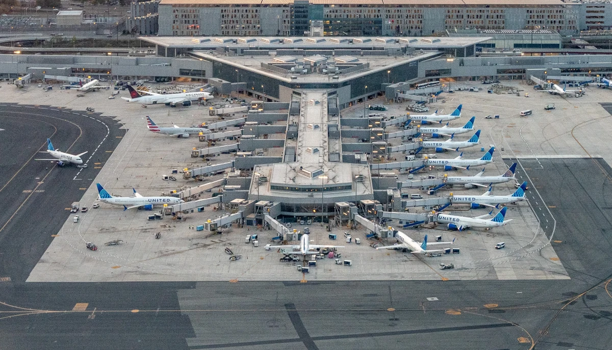 Amerykańskie lotniska zmagają się z poważnymi utrudnieniami w ruchu lotniczym. W niedzielę tysiące pasażerów musiało liczyć się z odwołaniami i opóźnieniami lotów, będącymi skutkiem paraliżu administracji federalnej oraz niedoboru kontrolerów ruchu lotniczego.