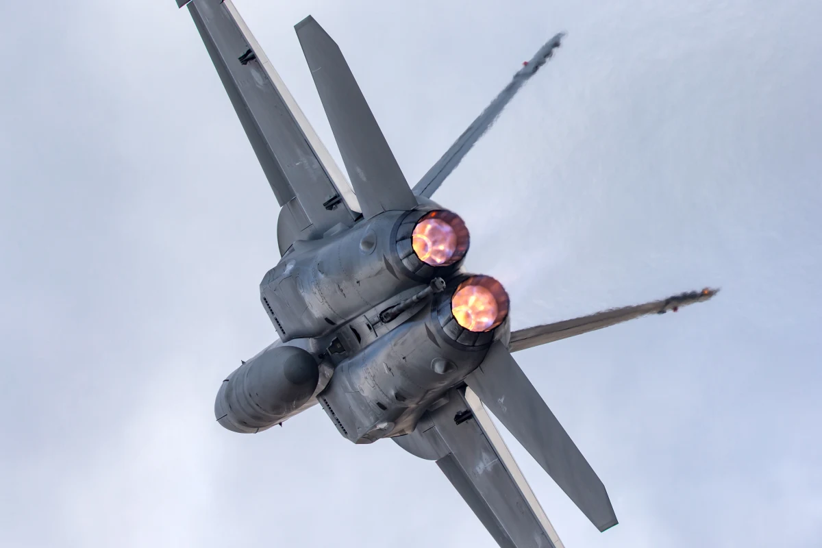 Śmigłowiec MH-60R Sea Hawk i myśliwiec Boeing F/A-18F Super Hornet amerykańskiej armii rozbiły się w Morzu Południowochińskiem w odstępie 30 minut – poinformowała Marynarka Wojenna USA Pacyfiku. Na szczęście nikt nie zginął. Wypadki zbiegły się w czasie z wizytą Donalda Trumpa w Azji. 
