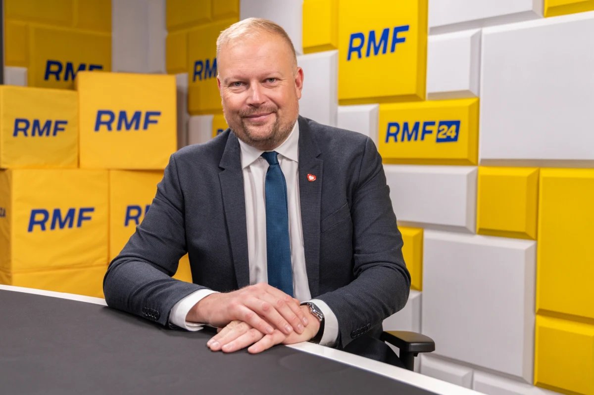 "Stefan Niesiołowski potrafił dokręcić PiS-owi śrubę. Z chęcią przejąłbym od niego ten śrubokręt" - przyznał w Porannej rozmowie w RMF FM Witold Zembaczyński, pytany, czy czuje się następcą Stefana Niesiołowskiego w narracji wobec Prawa i Sprawiedliwości. Poseł Koalicji Obywatelskiej stwierdził również, odnosząc się do zjednoczenia PO, Inicjatywy Polskiej i Nowoczesnej, że KO to "marka, która pokonała populizm Jarosława Kaczyńskiego".