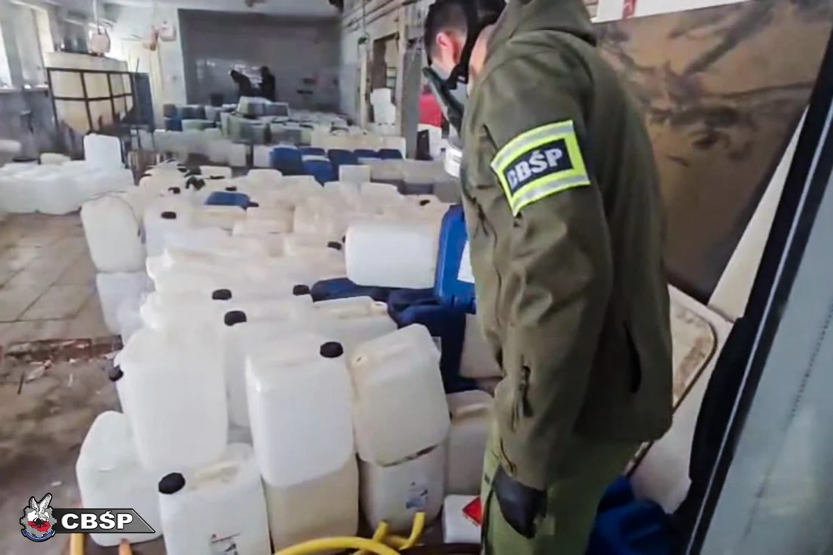 25-latek i 32-latek, którzy pełnili rolę tzw. chemików wytwarzających narkotyki, spędzą trzy miesiące w areszcie tymczasowym. Mężczyźni zostali zatrzymani w czasie dużej akcji Centralnego Biura Śledczego Policji, w ramach której zlikwidowano trzy narkotykowe laboratoria i przejęto narkotyki warte 145 milionów złotych. 