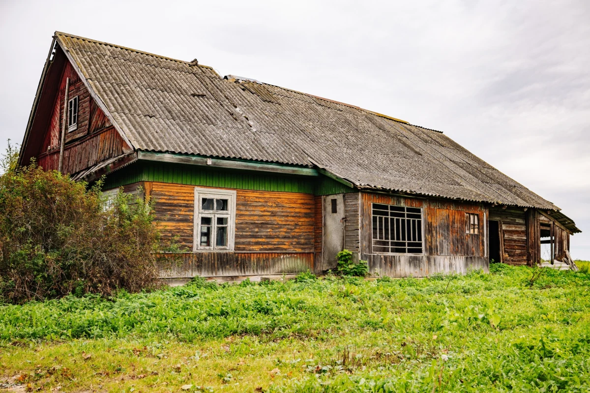 Białostocka prokuratura rejonowa wszczęła śledztwo ws. rozebrania dwóch zabytkowych budynków. Oba były przed laty częścią zespołu pałacowego w Dojlidach (obecnie osiedle Białegostoku). Rozbiórki dokonano, mimo że po sąsiedzku rezyduje Wojewódzki Konserwator Zabytków.