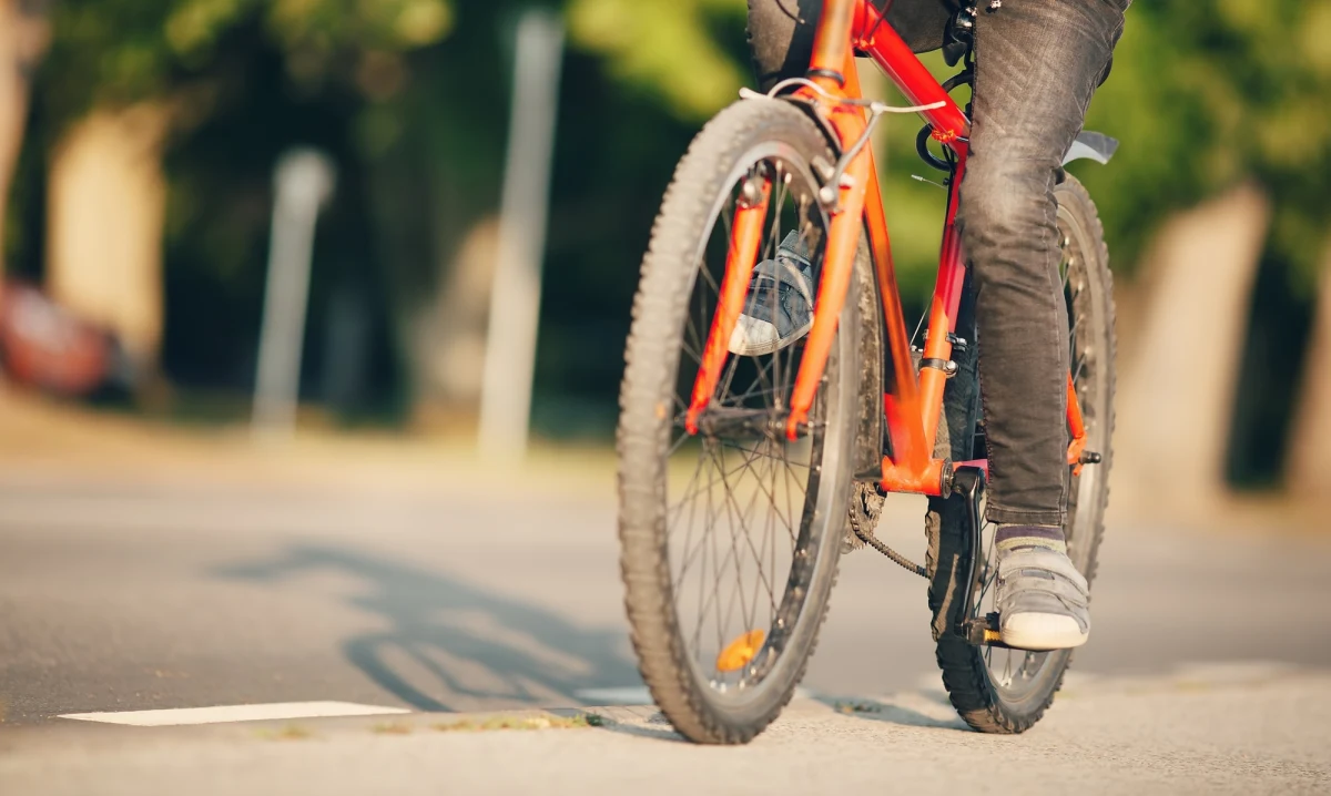 13-letni chłopiec z Warszawy postanowił wyruszyć rowerem na spotkanie z koleżanką poznaną przez internet. Jego niebezpieczną podróż trasą S7 przerwał patrol policji w okolicach Załusk. To historia, która powinna być przestrogą dla rodziców i młodych internautów.