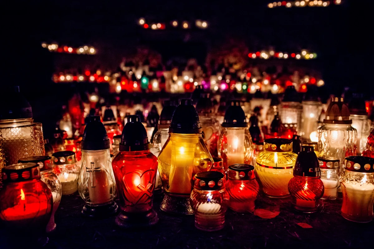 Dzień Zaduszny, obchodzony 2 listopada, to w Polsce czas szczególnej zadumy, refleksji i pamięci o tych, którzy odeszli. To wyjątkowe święto, głęboko zakorzenione w tradycji katolickiej i polskiej kulturze, gromadzi co roku miliony osób na cmentarzach, gdzie zapalają znicze i modlą się za dusze zmarłych. Skąd wzięła się tradycja Zaduszek, jakie zwyczaje jej towarzyszą i jak zmienia się sposób obchodzenia tego dnia w XXI wieku?