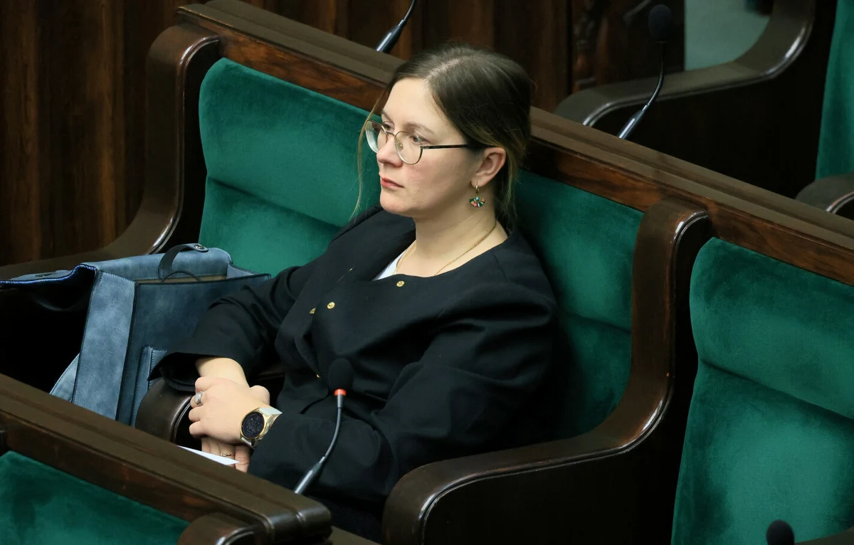 "Paulina Matysiak jako polityczka działa już od dłuższego czasu w środowisku bardziej prawicy niż partii Razem" - powiedział reporterowi RMF FM Kacprowi Wróblewskiemu poseł Maciej Konieczny z partii Razem. W ten sposób Konieczny skomentował m.in. nieobecność posłanki z Kutna na poniedziałkowej konferencji w Sejmie, na której wraz z Adrianem Zandbergiem przedstawił stanowisko partii na temat doniesień WP w sprawie sprzedaży działki pod CPK. Konieczny mówił też o współpracy Matysiak ze skrajnie prawicową Ordo Iuris.