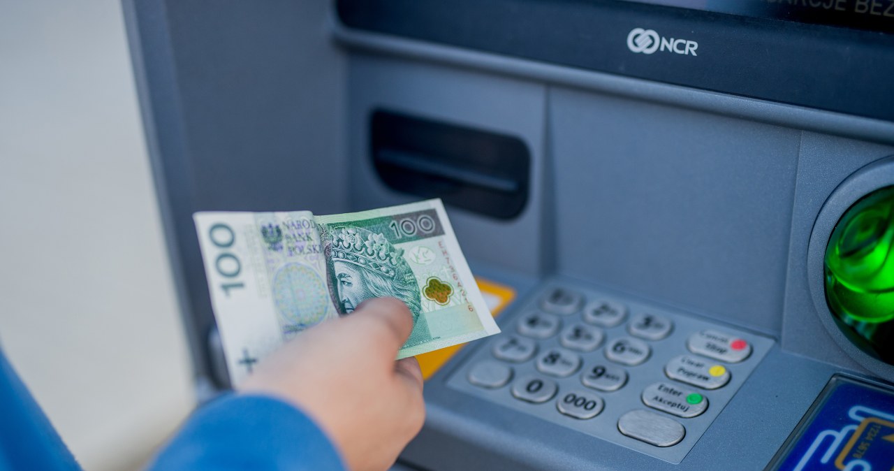 Przejmują kontrolę nad bankomatem i wypłacają gotówkę. Co to za metoda?