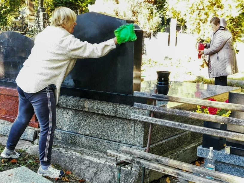 Czym nie czyścić grobów. Najczęstsze błędy, które niszczą kamień