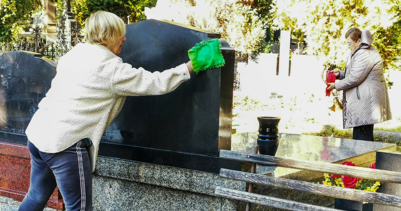 Czym nie czyścić grobów. Najczęstsze błędy, które niszczą kamień
