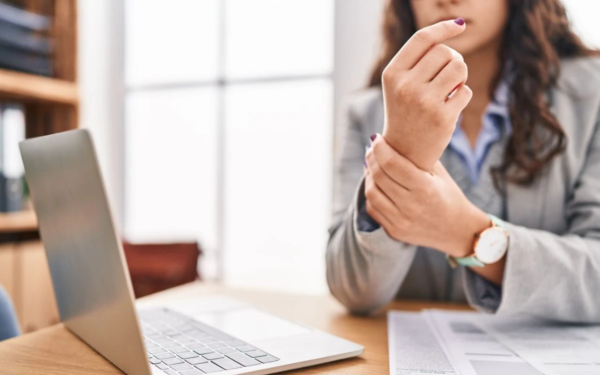 Drętwienie palców, mrowienie dłoni po przebudzeniu, osłabiony chwyt – to objawy, które wielu pracowników biurowych zna z autopsji. Problem w tym, że większość z nich nie traktuje ich poważnie, wychodząc z założenia, że "to od zmęczenia" albo "samo przejdzie". Tymczasem za tymi pozornie błahymi dolegliwościami może stać zespół cieśni nadgarstka – schorzenie, które nieleczone potrafi znacząco utrudnić codzienne funkcjonowanie.