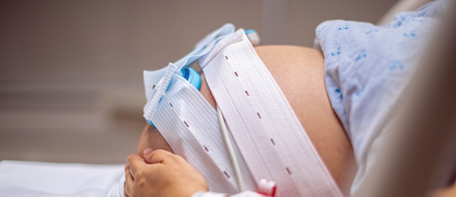 Cesarka to łatwiejszy poród? Znamy wnioski międzynarodowych specjalistów - Twoje Zdrowie - Ciąża i Dziecko Silny ból, który zakłóca sen i codzienne czynności – na takie dolegliwości bardziej narażone są matki, które rodzą przez cesarskie cięcie. Takie wnioski z badań zaprezentowane zostały na dorocznym kongresie American Society of Anesthesiologists w San Antonio. W tym tygodniu w cyklu „Twoje Zdrowie w Faktach RMF FM” mówimy o porodach. Cesarka – choć czasami konieczna - nie powinna być traktowana jako alternatywna, łatwiejsza forma rozwiązania ciąży. Tutaj zgodni są także polscy specjaliści.