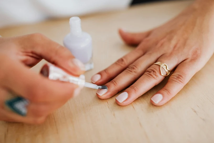 Manicure w stylu włoskim. Prosty trik wydłuża paznokcie i wysmukla dłonie