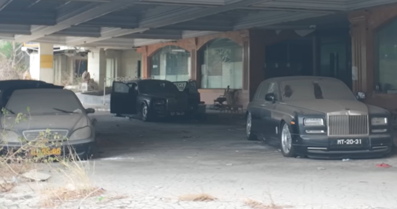 Opuszczona kolekcja luksusowych aut. Wystarczył film i już je rozkradają