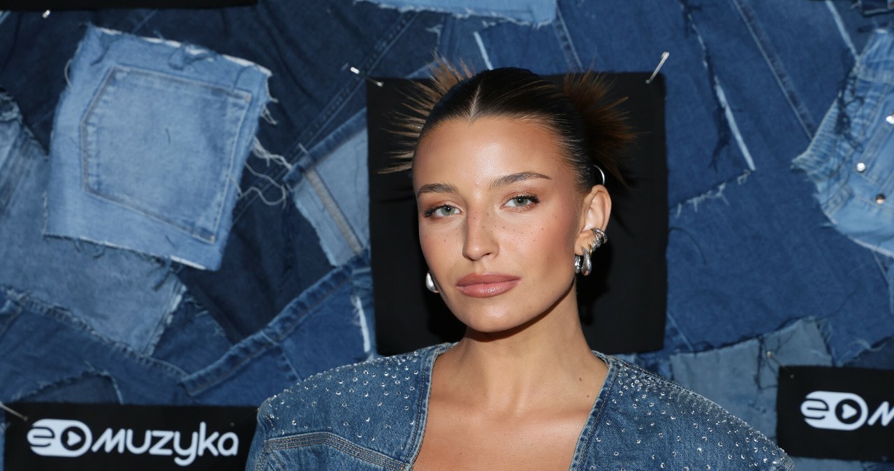 Jak nosić rajstopy jesienią? Julia Wieniawa znów rozgrzała internautów