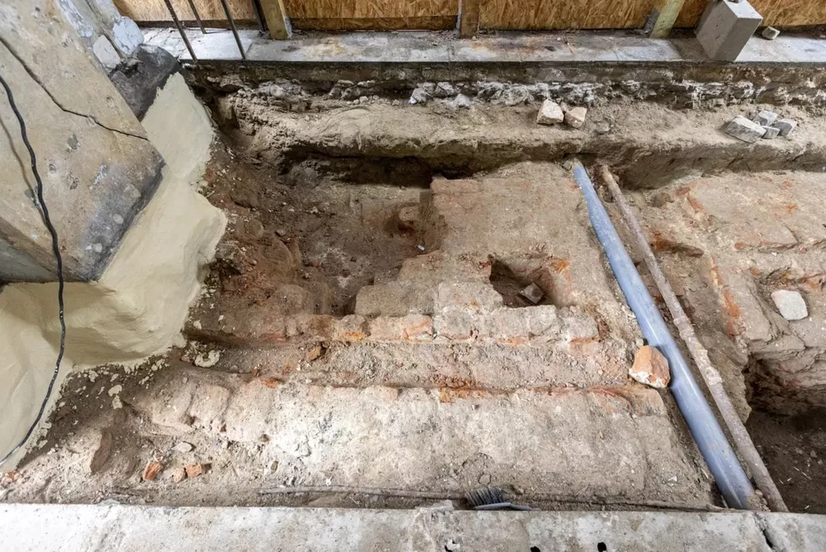 Podczas trwającej modernizacji Złotej Bramy w Gdańsku archeolodzy natrafili na fragmenty pierwszej, średniowiecznej bramy miasta z 1346 roku. Odkrycie to nie tylko rzuca nowe światło na historię miasta, ale również wpłynie na harmonogram prac konserwatorskich. "Brama nie stała dokładnie w tym samym miejscu, co obecna Złota Brama. Widzieliśmy reakcję architektów, archeologów, historyków - naprawdę się cieszą. Będą mieli co badać, co mierzyć" - mówi RMF FM Marcin Tymiński, rzecznik Pomorskiego Wojewódzkiego Konserwatora Zabytków.