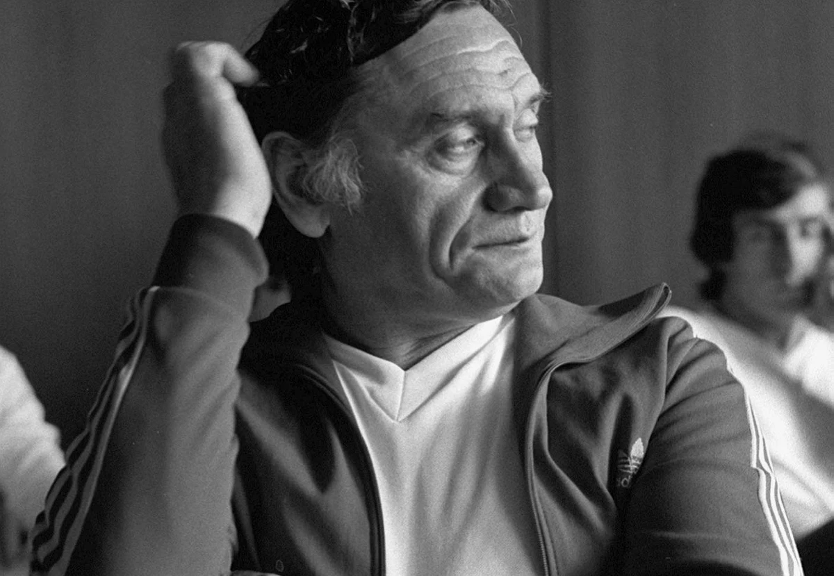 Kazimierz Górski to postać, która na zawsze zapisała się w historii polskiej piłki nożnej. Jednak poza sukcesami na boisku, był także mężem, ojcem i sąsiadem. Jakim człowiekiem był prywatnie? O tym w rozmowie z Pauliną Sawicką z RMF FM opowiada jego syn, Dariusz Górski, dzieląc się wspomnieniami z rodzinnego domu.