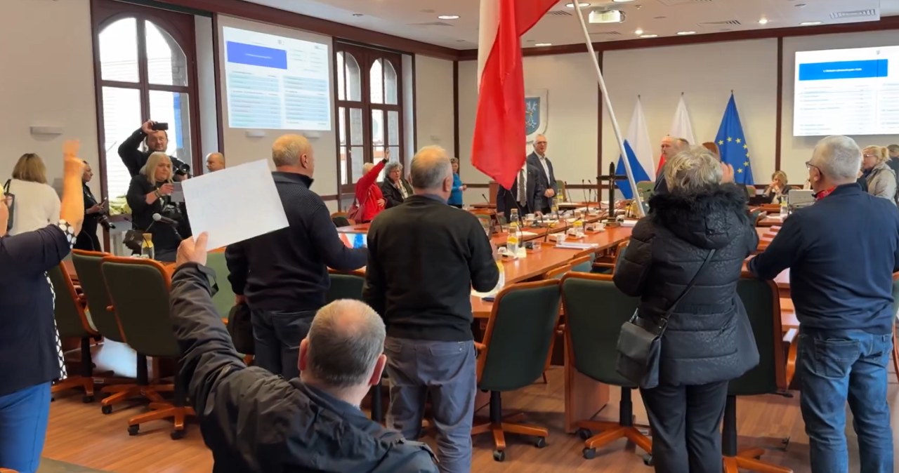 Awantura w Legnicy. Mieszkańcy weszli do ratusza.  wiadomości,aktualności,Interia Awantura w Legnicy. Mieszkańcy weszli do ratusza.