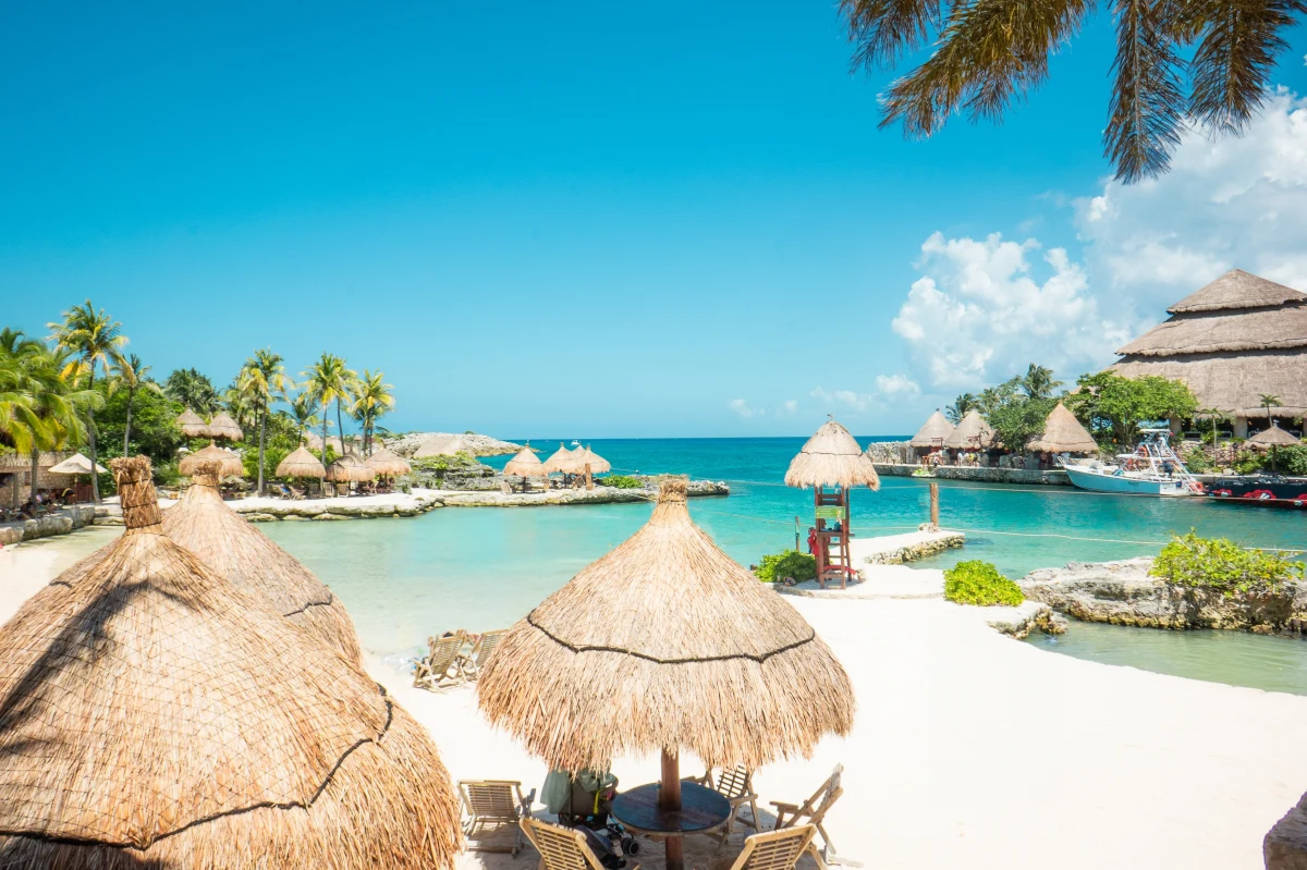 Gdy grudniowe dni w Polsce stają się coraz krótsze, a temperatura za oknem spada, wielu z nas zaczyna marzyć o słonecznych wakacjach. Na szczęście w innych zakątkach globu znajdziemy miejsca, w których odpoczniemy od deszczu i zimna. Świat oferuje wiele kierunków, gdzie w grudniu możemy się wygrzewać na rajskiej plaży. Sprawdzamy, gdzie najlepiej uciec przed zimowym chłodem.