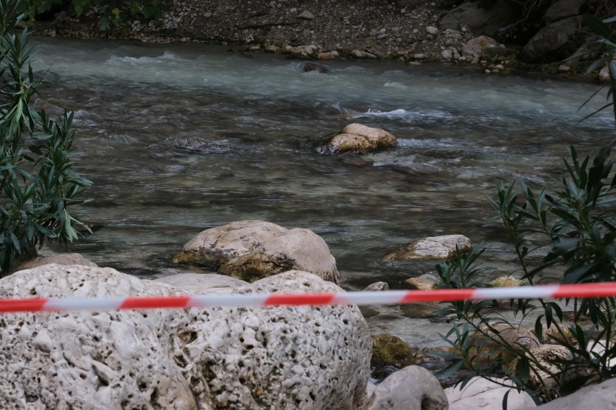 30-latek, którego ciało znaleziono w namiocie rozbitym nad brzegiem rzeki Białka pod Tatrami, to doświadczony śląski policjant - informuje Onet. Prokuratura czeka teraz na wyniki sekcji zwłok mężczyzny. Wstępnie wykluczono morderstwo.