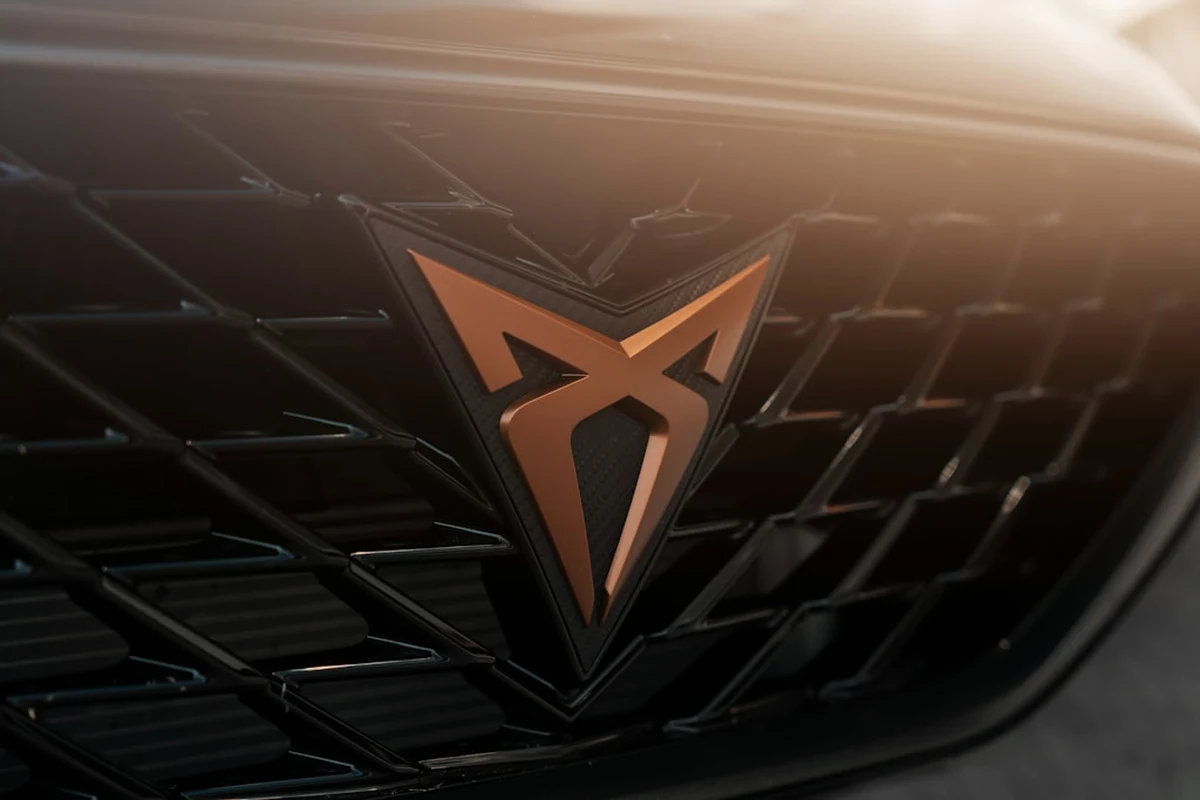 Samochody CUPRA zachwycają odważną stylistyką, dbałością o detale oraz znakomitymi osiągami. Jeśli właśnie stoisz przed dylematem, jakie auto wybrać do floty firmowej, aby było nie tylko funkcjonalne i wszechstronne, ale i przyciągało uwagę intrygującym designem, musisz poznać nieco bliżej tę markę. Sprawdź 5 TOP modeli CUPRA.