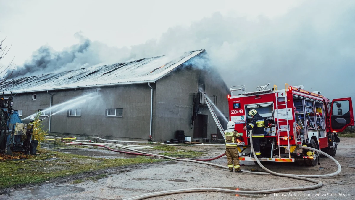 Groźny pożar w Sadowie pod Lublińcem w Śląskiem. Pali się tam zakład stolarski. Nie ma informacji o ewentualnych poszkodowanych, ale konieczna jest ewakuacja okolicznych mieszkańców. Mieszkańcy dostali alert RCB z prośbą o niezbliżanie się do miejsca i o zamknięcie okien. Po godz. 20.00 poinformowano, że pożar został opanowany. 