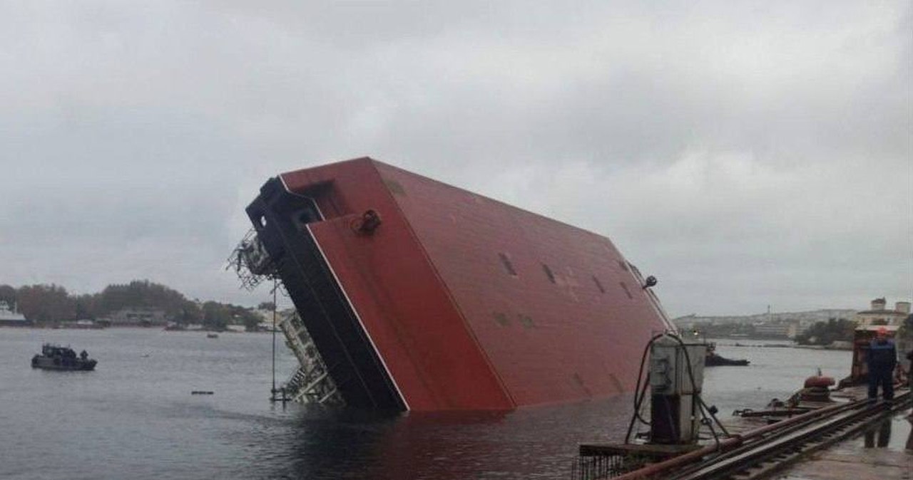 wiadomości,aktualności,Interia Katastrofa na okupowanym Krymie. Dźwig runął do wody. Ukraina nie odniosła się do sprawy